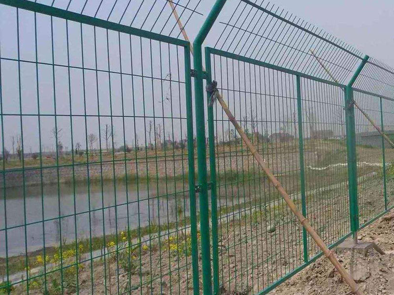 簡易雙邊防護隔離網(wǎng)案例